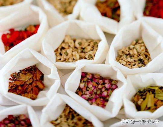 花茶和传统的茶叶有什么区别？花草茶和花果茶是花茶吗？