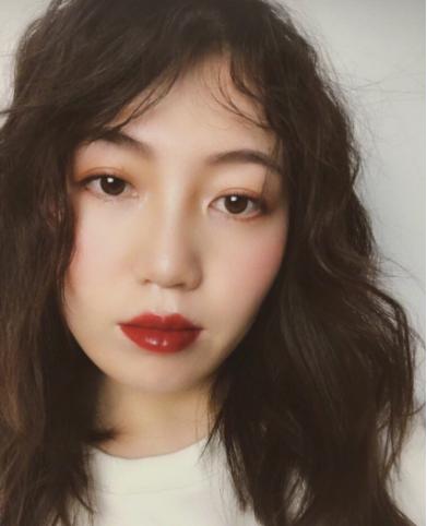 阿玛尼“红管唇釉”试色：“红苹果”冷门？黄皮最爱“正红色”！