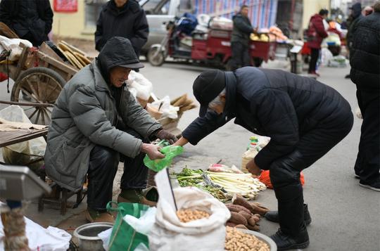 河南82岁老人街头摆摊卖年货，货品多得像超市，坚持四年很快乐