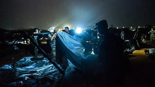 风雨夜，火箭军某部组织实兵对抗演练