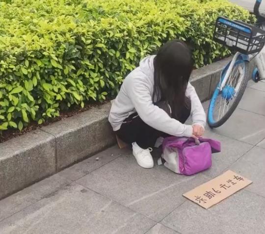 广东街头出现“老套路”骗局，俩大哥智斗女骗子，网友：我被骗过