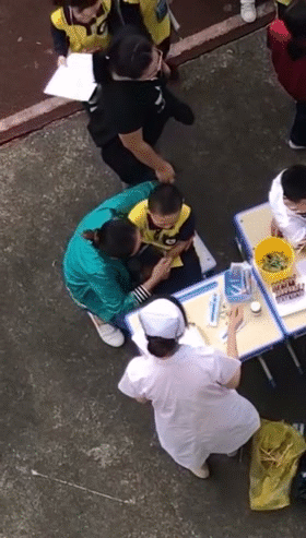 搞笑gif趣图:这两个小可爱，连摔倒都那么神同步，不愧是双胞胎！