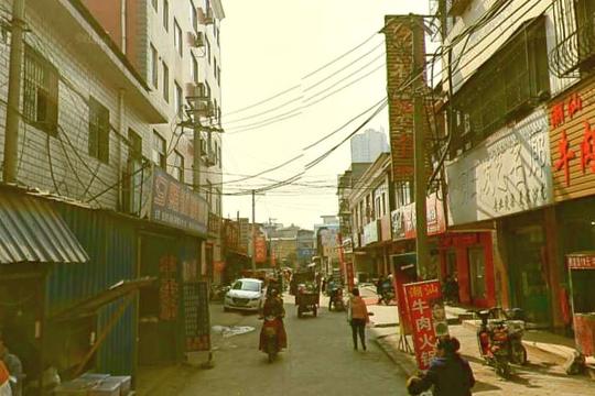 南阳一处城中村：街道拥挤，人员杂乱，房东却表示从不缺租客