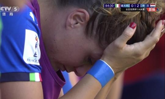 女足世界杯大黑马0-2出局！多人崩溃痛哭，中国女足克星抱头哭泣