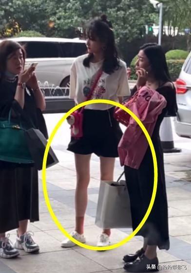 关晓彤的“仙鹤腿”有多优越？当她跟路人合影时，自带长腿特效
