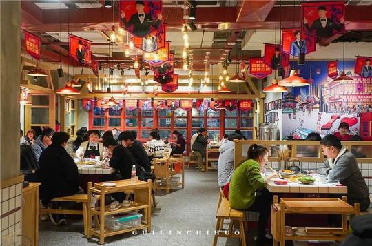 你们念叨已久的「贤合庄卤味火锅」来了，刚开业就排起长队