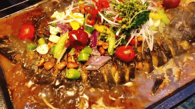 烤鱼牛蛙属于什么美食（餐饮服务业的特点是什么）