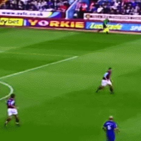 足球怎么 用胸停球