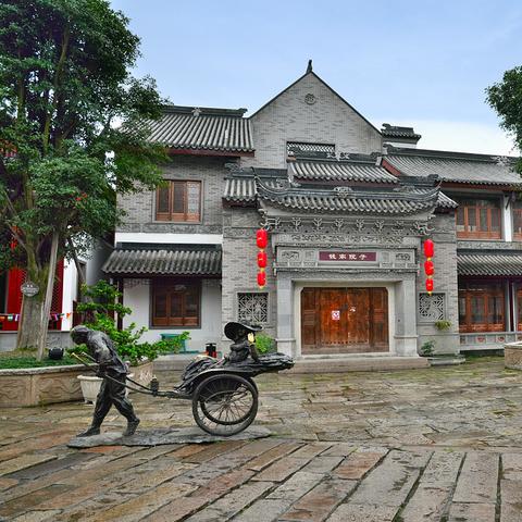 为何花20亿巨资打造的成都龙潭水乡仿古小镇，如今却成为一座空城？