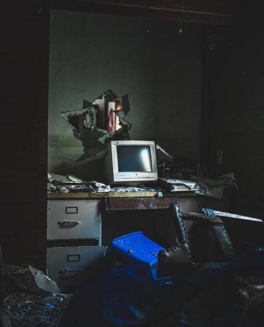 海外废弃房屋保时捷和宝马还停在车库里，当年主人为何匆匆离开？
