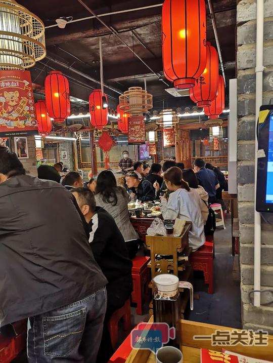昆明昨天首日开放堂食，火锅店生意爆红，食客门外排队！云南连续22天无新增确诊