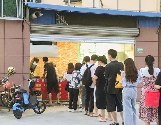 当路边摊不必风吹日晒，还是我们怀念的滋味吗？