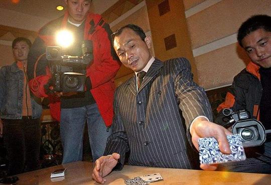 "亚洲赌王"出千被砍双腿，常在河边走哪有不湿鞋