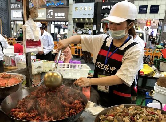义乌国际商贸城一区生意火爆，地摊经济果然厉害