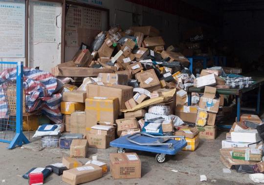 全国多家快递停摆：有5家快递相继倒下，上万件快递积压无人问津