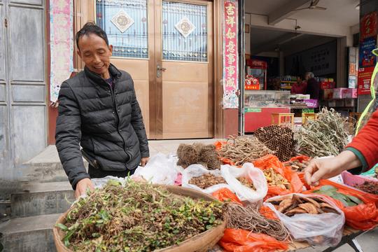 安溪尚卿乡赶圩，老奶奶卖咸菜生意清淡，草药郎中日进千元
