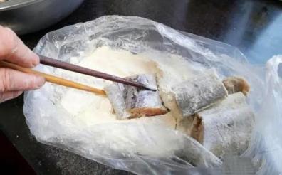 带鱼不要直接下锅煎，多加一个步骤，不腥不散还不粘锅，营养美味