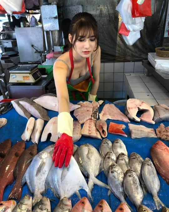 台湾6大摆摊做生意美女！接管生意卖猪肉也掩盖不了火辣身材