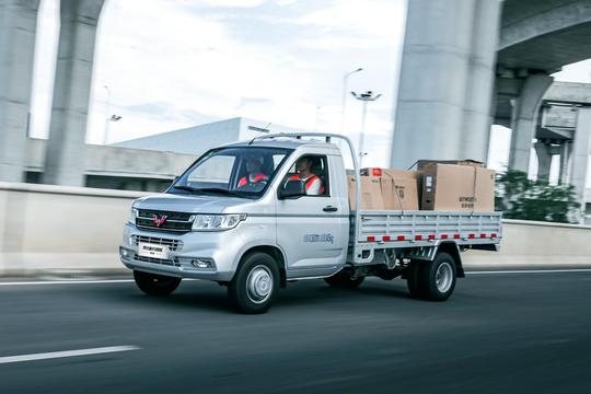 “打工人”有福了，五菱又造了台创业车，货箱长3.3米还配6个车轮