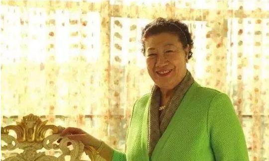 修表厂退休女工，年过半百创业，成就百亿市值公司