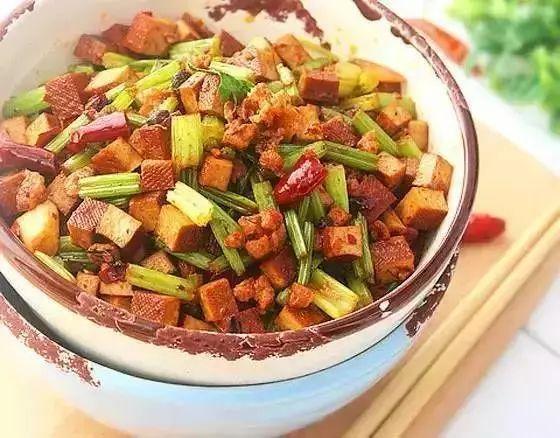 美食日常什么意思（新手美食自媒体怎么拍才能画面更清晰流畅）