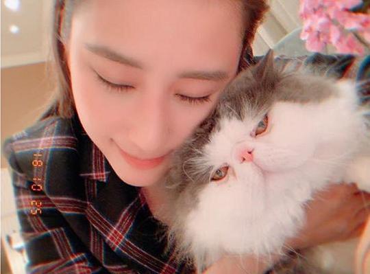 赌王“最美女儿”与陈凯歌长子合影，穿制服秀身材自称女团