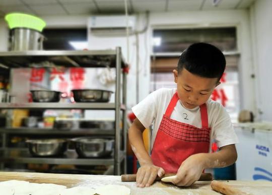 7岁男孩日擀600个包子皮：爸妈开店辛苦不想他们太累