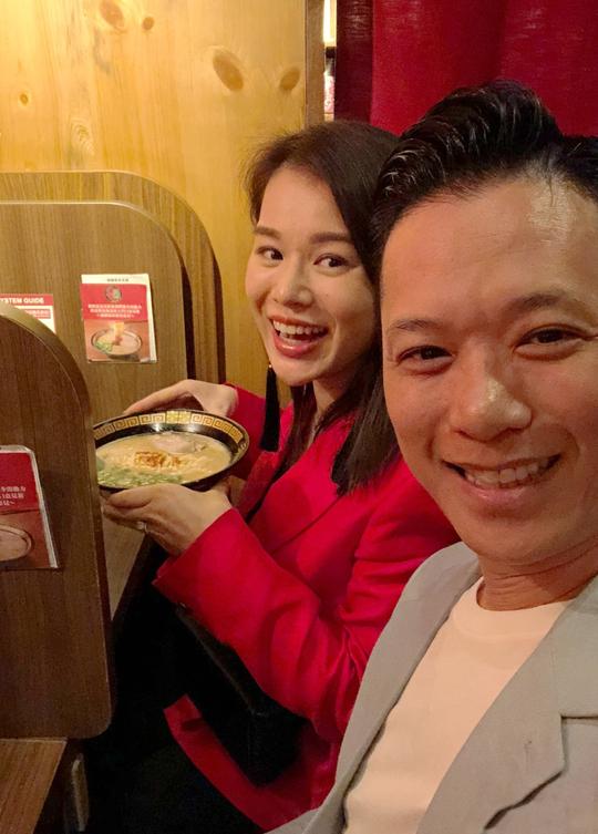 胡杏儿一家三口郊外散步，李乘德牵着儿子，儿子走路的姿势超抢镜