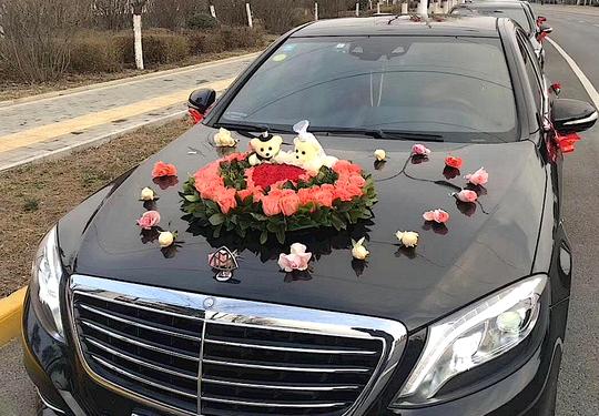 新郎租迈巴赫当婚车，刚进村就被大妈锁住，没有喜烟不让过