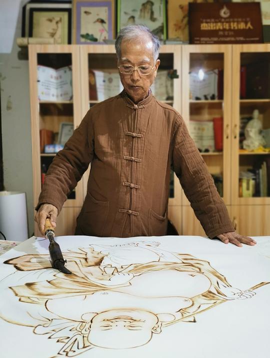 “除了画可白拿，所有商品均付费”烙画非遗传人陈炳生的别样人生