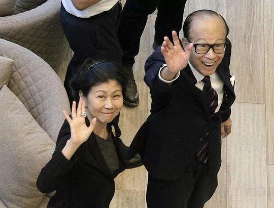 拿父亲4亿美金创业，今成隐形富豪坐拥千亿资产，54岁仍不结婚