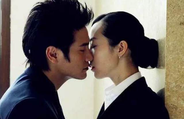 女性最难以抗拒的接吻方式是什么