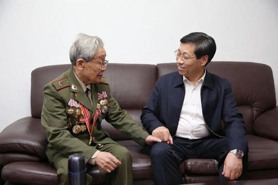 要继承和发扬老战士身上的优良传统和革命精神，不忘初心、牢记使命、接续奋斗