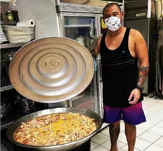 又一台湾艺人转行摆地摊！与女友在40度高温中卖力，直播流泪诉苦
