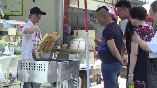 刚做生意就遭受挫折，小伙含泪发明油条机，如今1天能卖800根