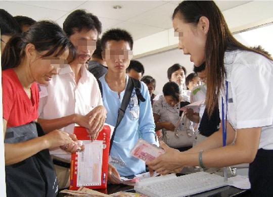 大学花10多万毕业月薪1800，农村父母哭诉，城乡教育差在哪