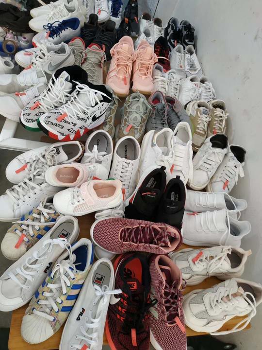 农村女孩小燕打工多年，最后开洗鞋店年收入50万，手艺人创业