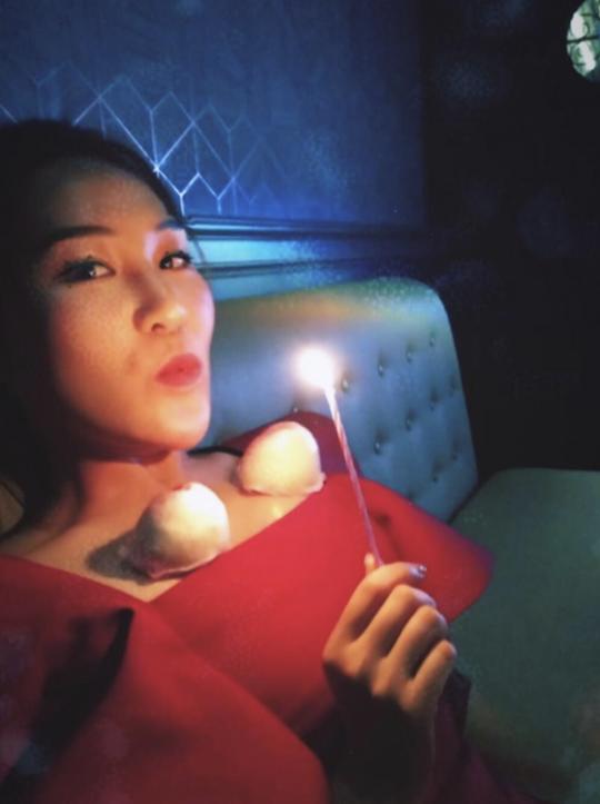 82岁大亨赵世曾为女生意伙伴庆生兼承诺送房子，出手阔绰略显微妙