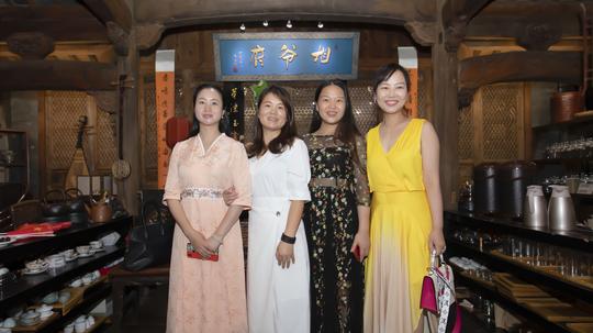 一群“闯海”的江西上饶女性以特殊的方式庆祝党的生日
