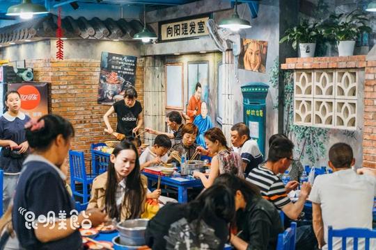 昆明下午5点准时排队的小饭馆，生意好到吓跑3个收碗大妈