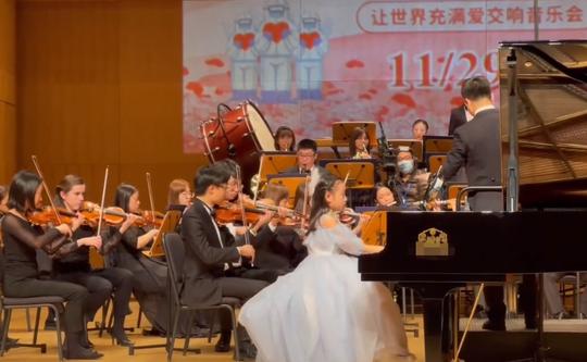 8岁甜馨长大啦！音乐厅特邀演奏钢琴很自信，气质出众获观众猛拍