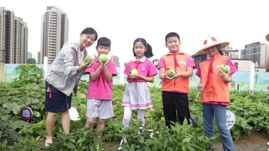 摆地摊、直播卖菜？这所学校正进行
