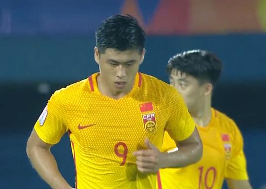 半场中国队0-0韩国队，张玉宁受伤下场，郝伟为选人买单了