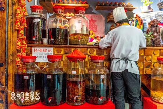 昆明官渡区“村霸”级别的饭店，门口固定大奔驰，好吃到不敢说话