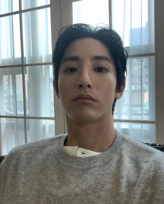 江南太子李洙赫晒自拍，灰色毛衣禁欲感满分，求关注显霸总反差萌