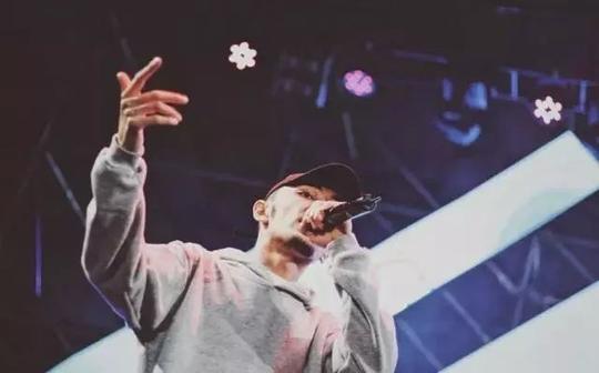 他是高考状元，大学寝室中录制出了抖音神曲