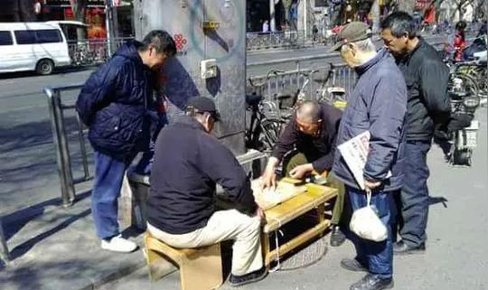 男子街边下象棋，两次赢了一间门面房，半年后才发现中了对方圈套
