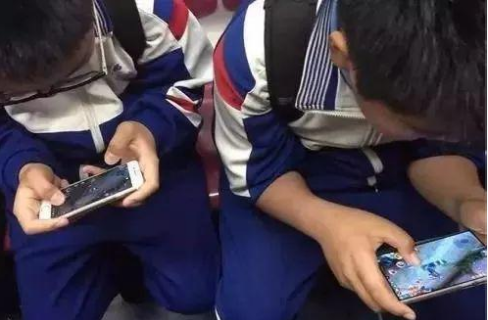 家长不允许孩子玩手机被孩子看到玩手机怎么办