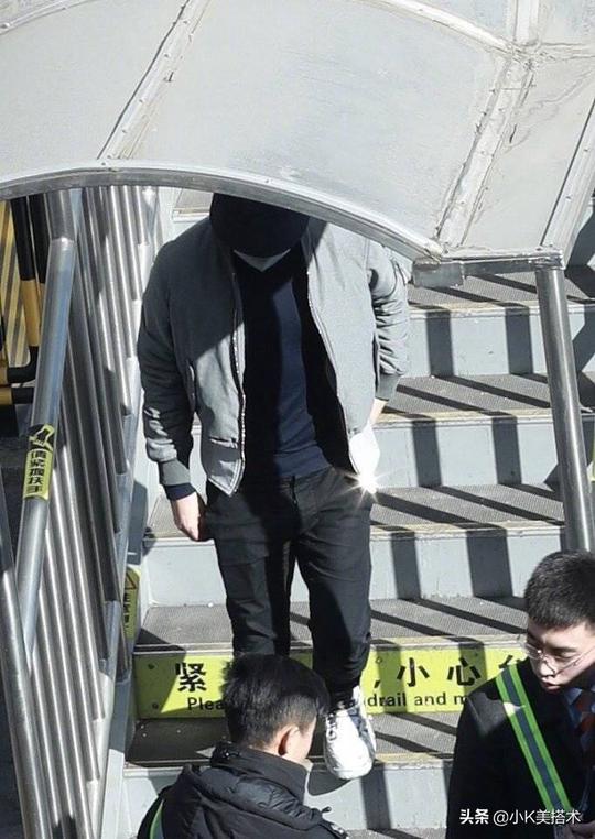翟天临学术风波后露面，夹克衫搭渔夫帽遮挡严实，低调到认不出！