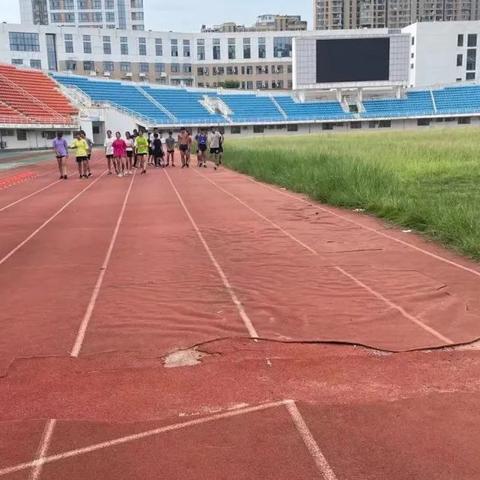 足球场跑道宽度多少米长